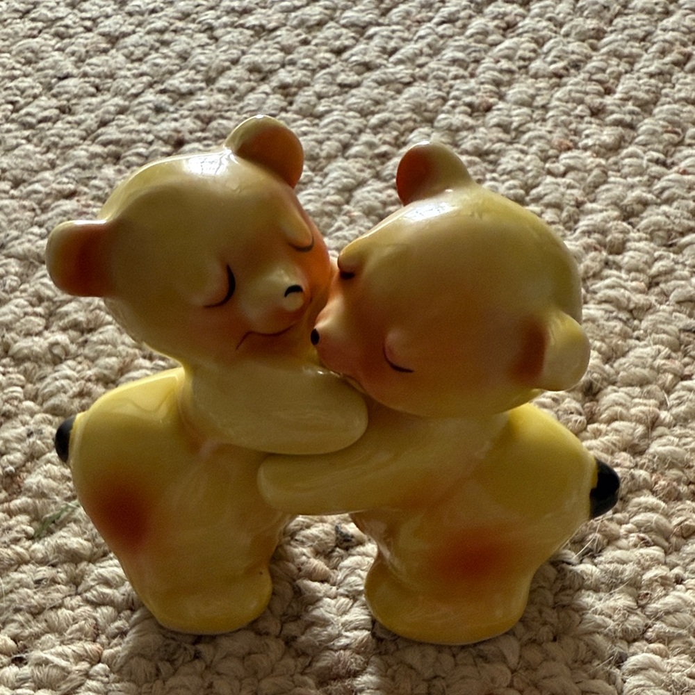 1940s or 1950s Van Tellingen Hugging Bear Salt and Pepper Shaker Set